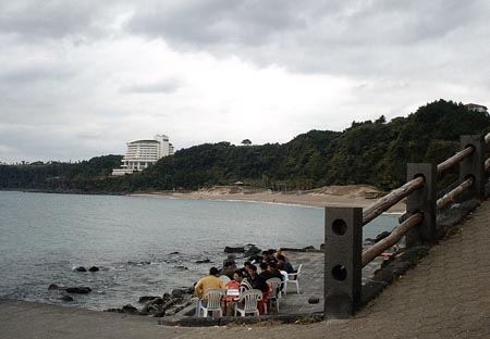 바다에서 낚아 온 산해진미에 술잔을 기울이며 